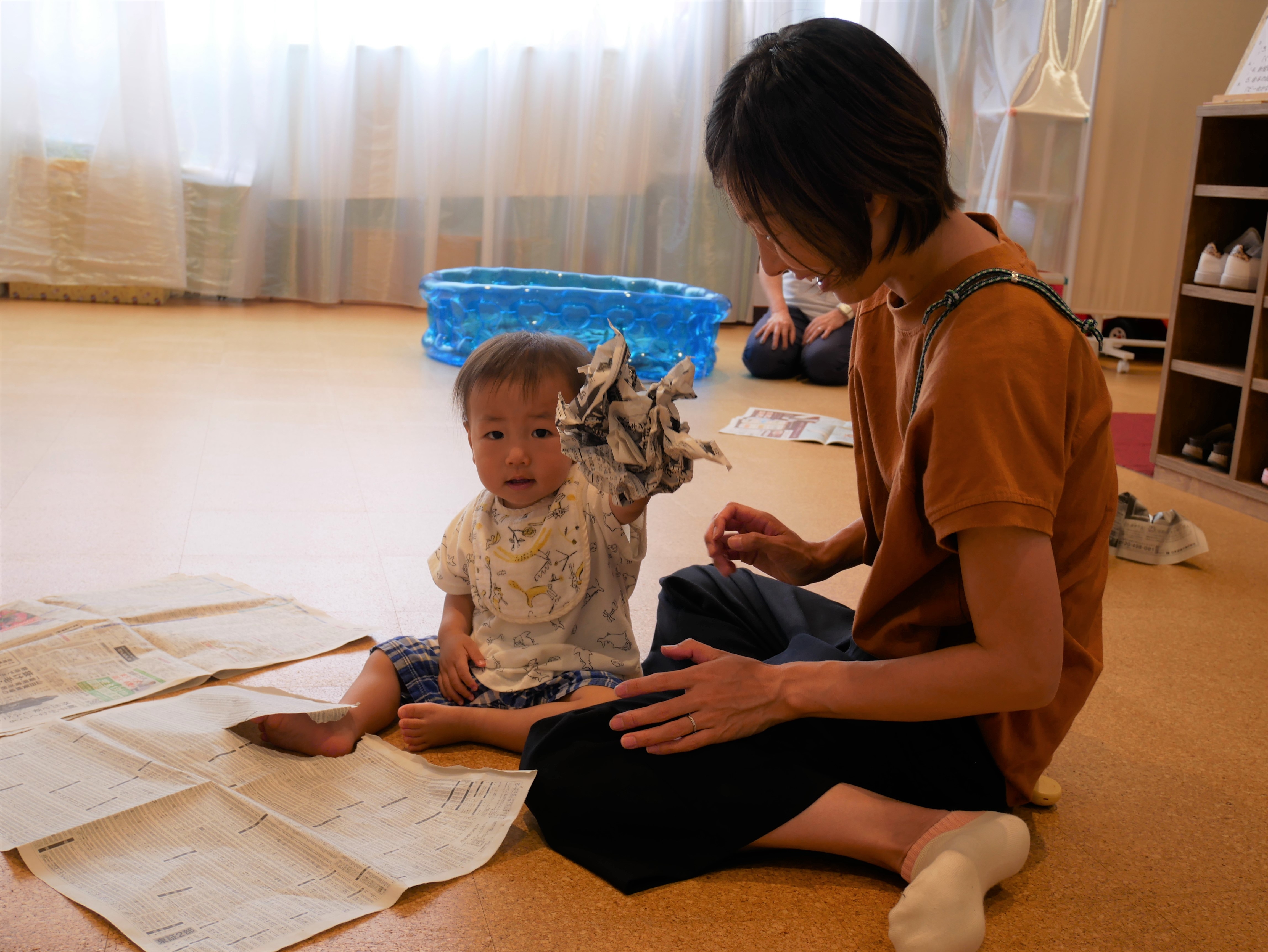 いちご組　～新聞紙遊び～の画像1
