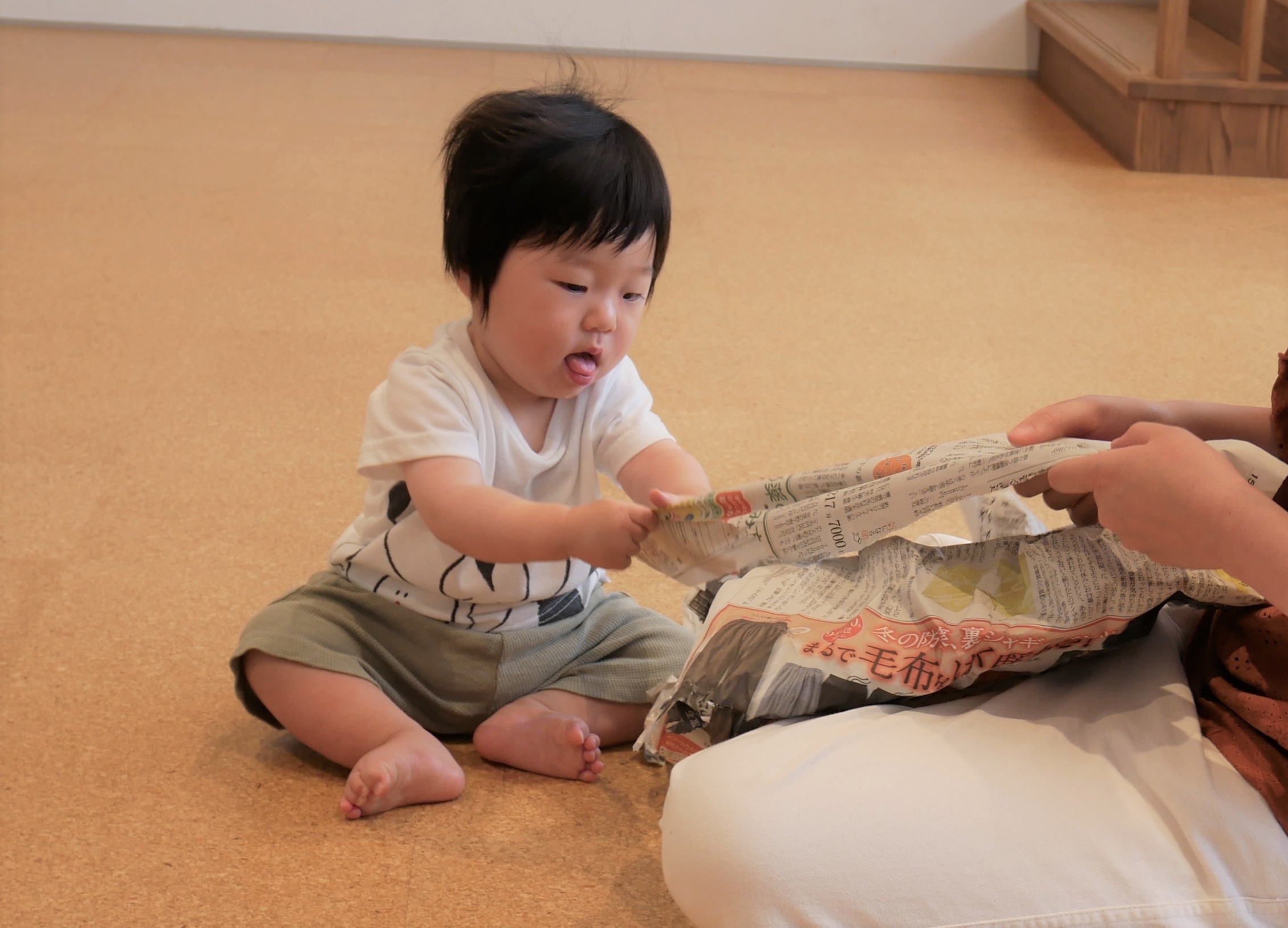 いちご組　～新聞紙遊び～の画像2