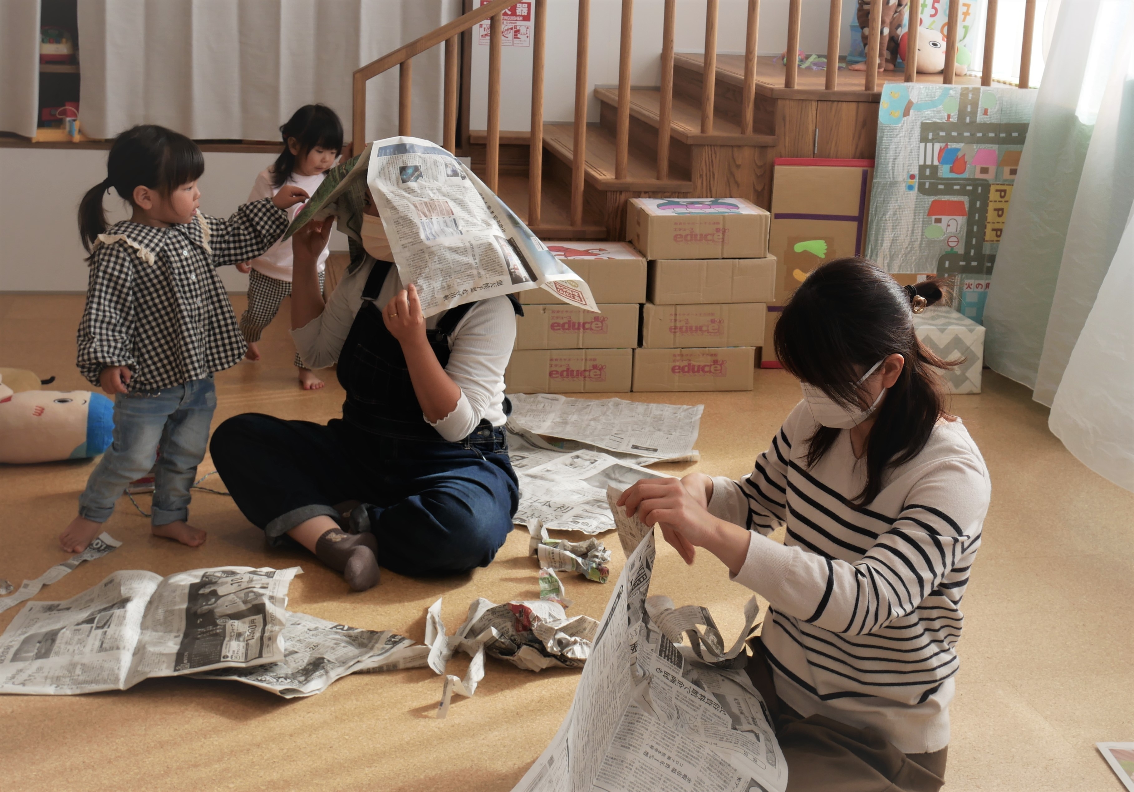 ぶどう組　～親子で一緒に新聞紙遊び～の画像1