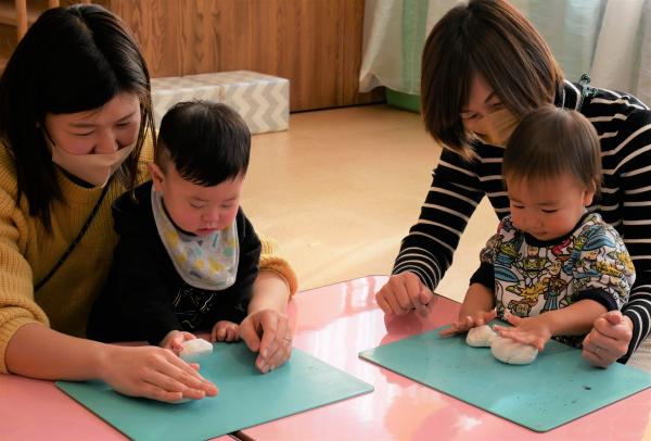 紙粘土でおもち作り
