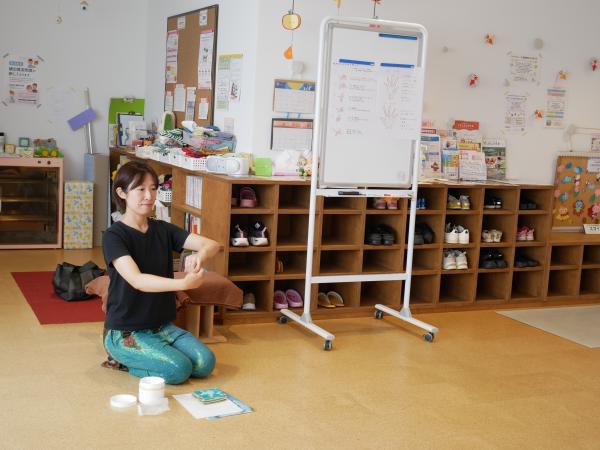 ハンドマッサージ体験の様子１