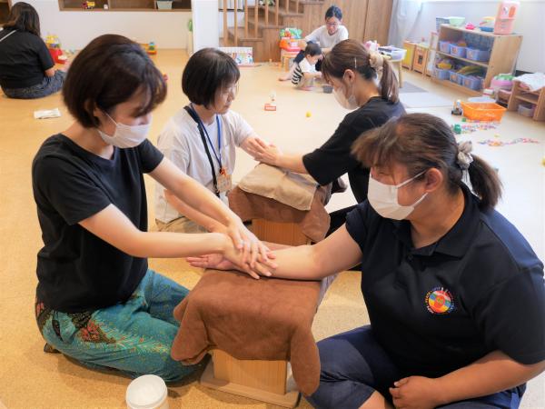 ハンドマッサージの様子