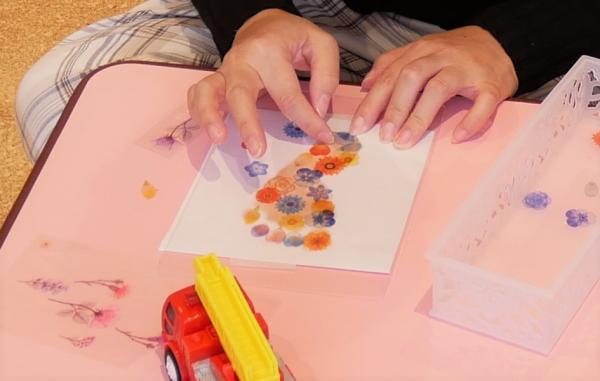 手形アートでシールを貼る様子