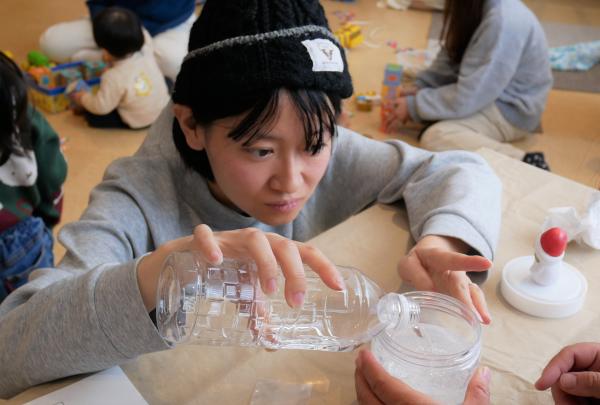 スノードーム作りの様子２