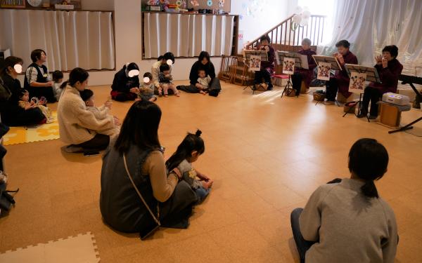 オカリナ演奏の様子