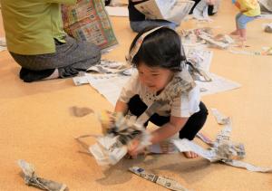 新聞紙あそび１
