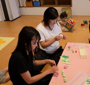 紙ねんど制作の様子１
