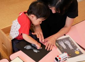 足形アート制作の様子
